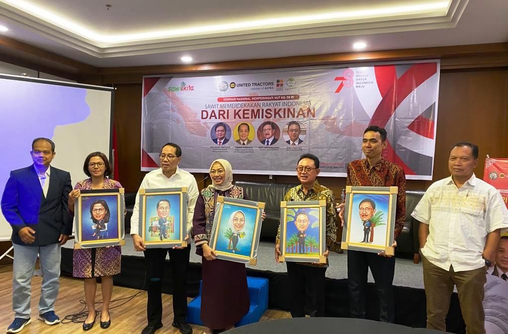 Narasumber menerima cinderamata karikatur usai Seminar Nasional bertajuk Sawit Memerdekakan Rakyat Indonesia dari Kemiskinan yang digelar SAWITKITA.ID di Jakarta, Selasa (8/8/2023). Foto: Foto: Lucius GK 