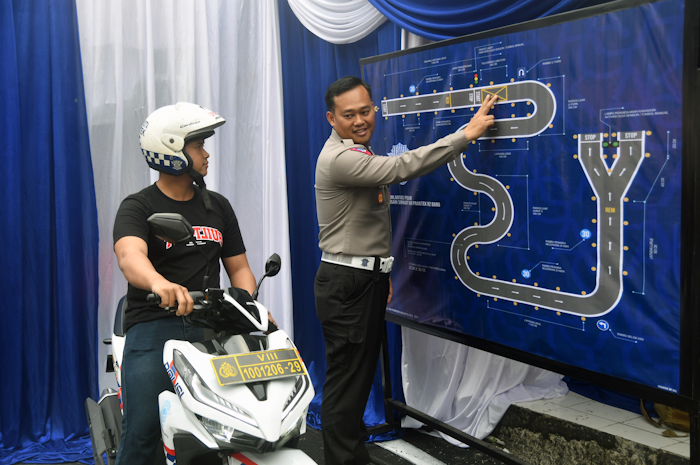 Kasat Lantas Polresta Bogor Kota Kompol Galih Apria memberikan penjelasan kepada pengendara motor saat pengenalan lapangan uji praktik SIM C di Satpas Polresta Bogor Kota, Jawa Barat, Senin (7/8/2023).