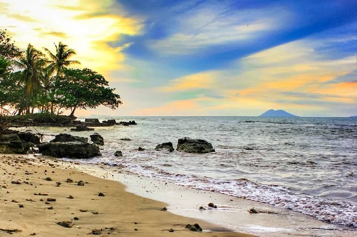 Wisata Pantai Carita di Serang, Provinsi Banten