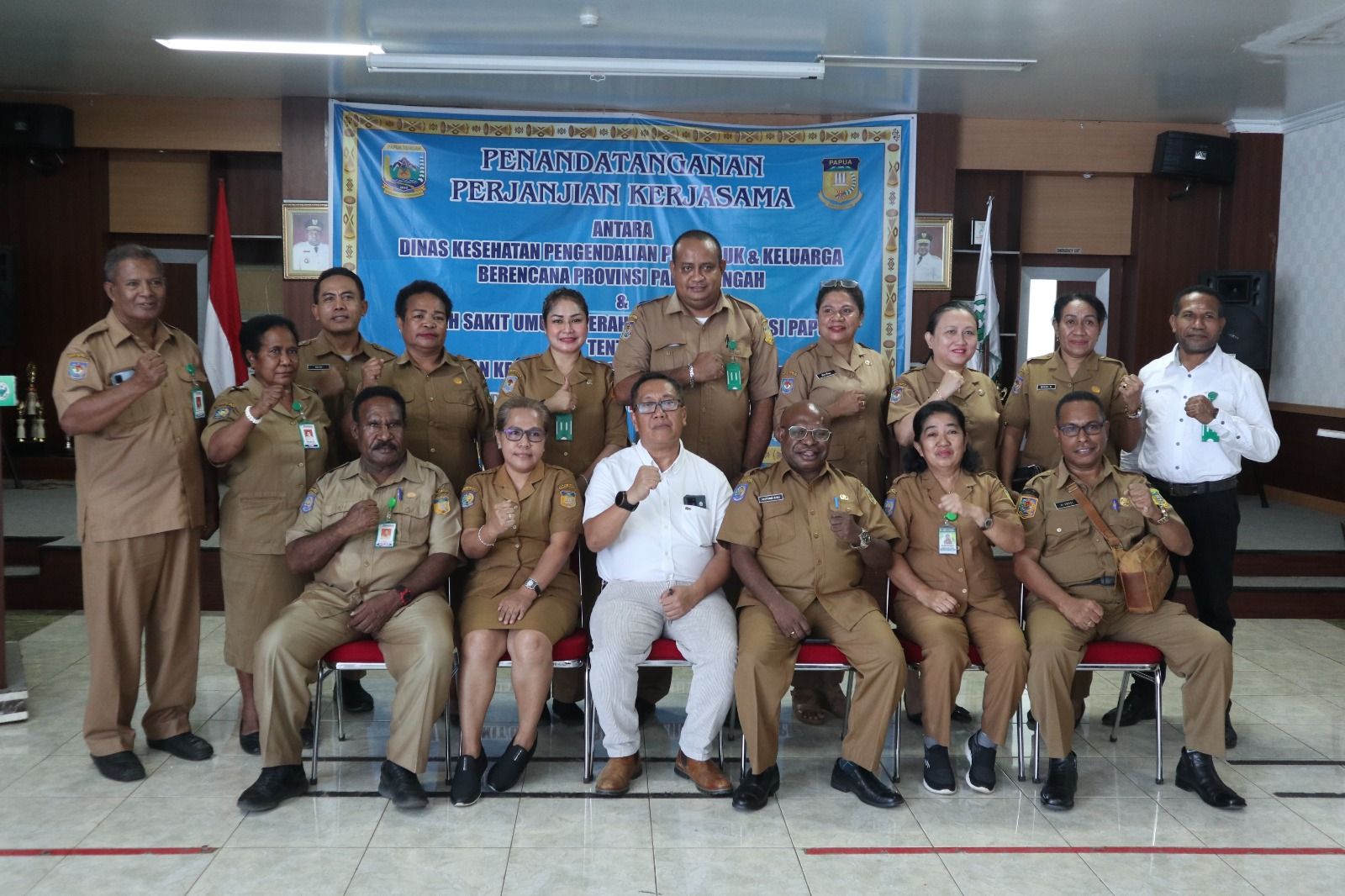 Pose bersama jajaran RSUD Jayapura dan Kepala Dinas Kesehatan Papua Tengah usai penandatanganan kerjasama