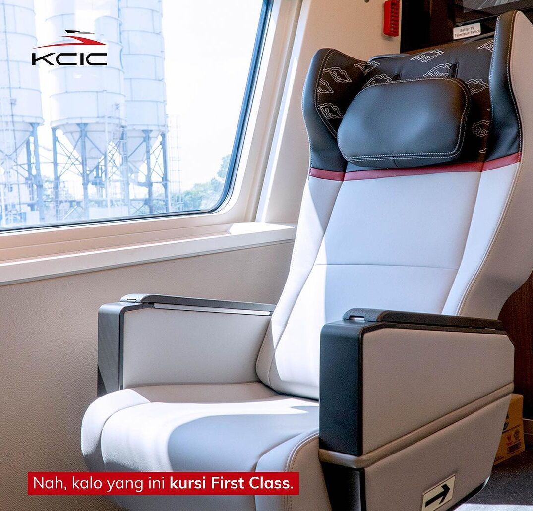 Fasilitas kursi First Class di gerbong Kereta Cepat Jakarta Bandung.