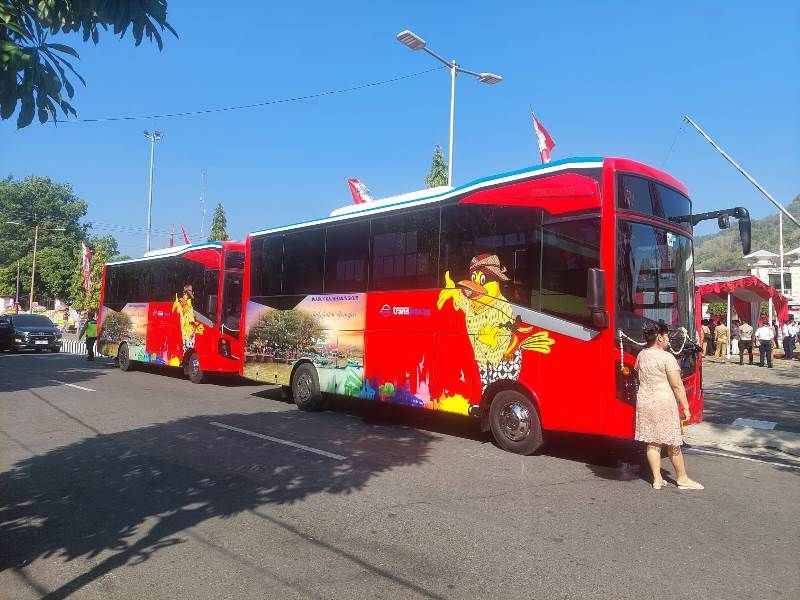 Bus Trans Jateng Solo - Wonogiri di saat di Jalan Raya Slamet Riyadi Solojpeg
