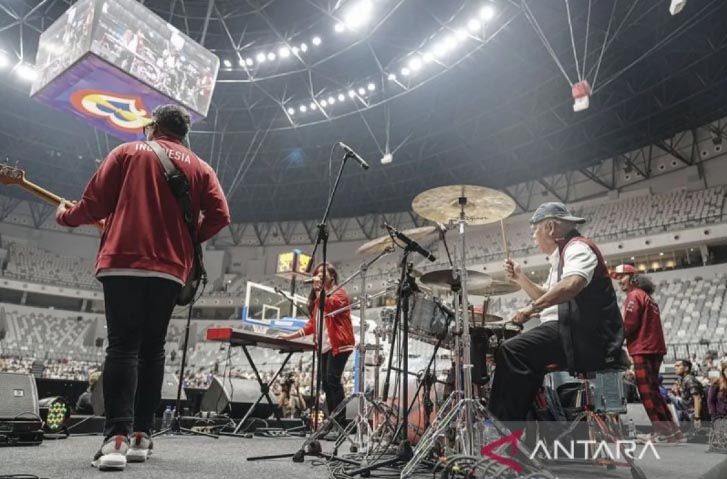 Menteri PUPR Basuki Hadimuljono menjadi drummer mengiringi penampilan Band Cokelat saat peresmian Stadion Indonesia Arena, Jakarta, Senin 7 Agustus 2023.*/Antara/Dhemas Reviyanto/rwa