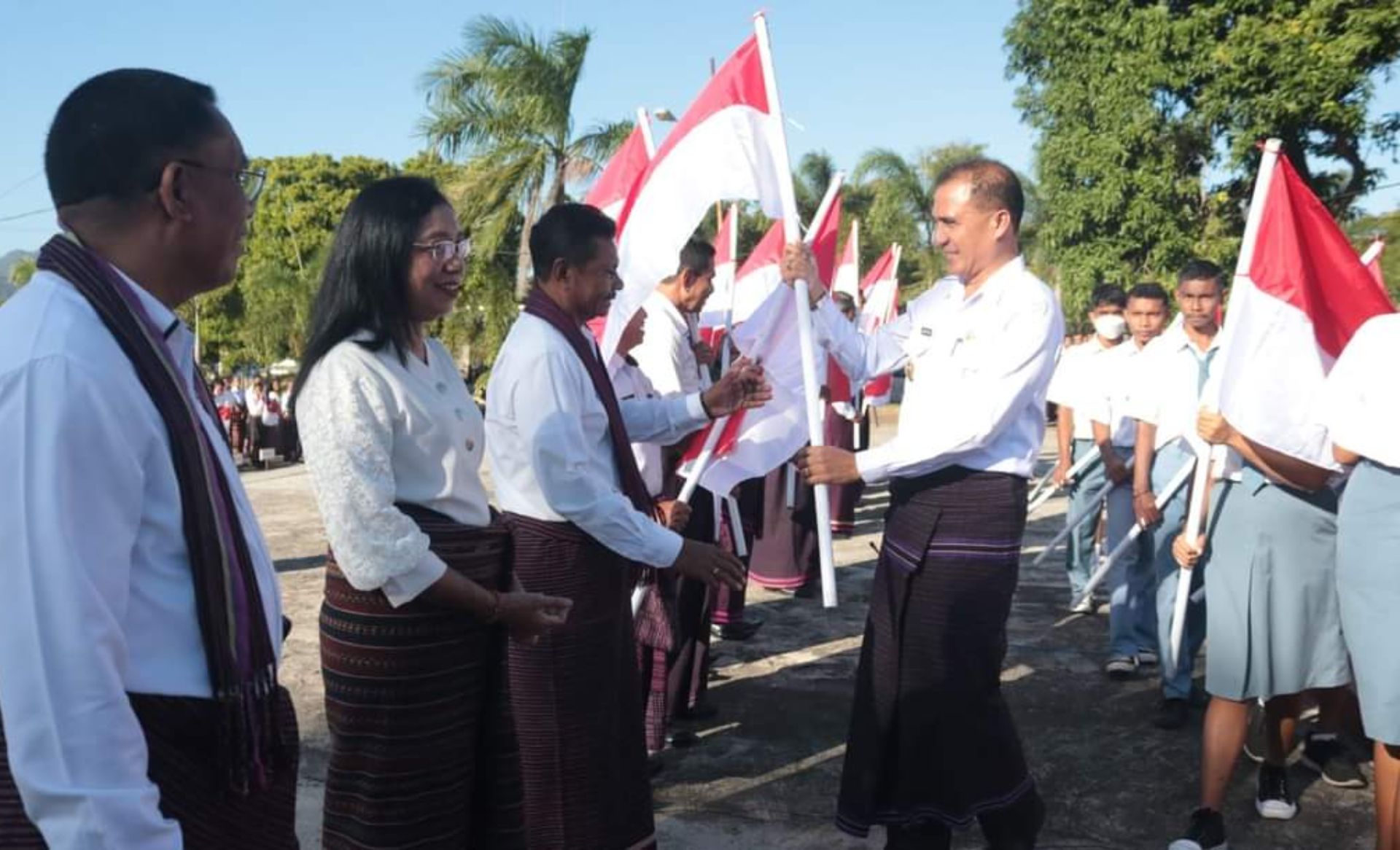 Penjabat Bupati Flores Timur Doris Rihi saat membagikan 10 juta Bendera Merah Putih secara simbolis kepada pimpinan OPD, Senin, 7 Agustus 2023.
