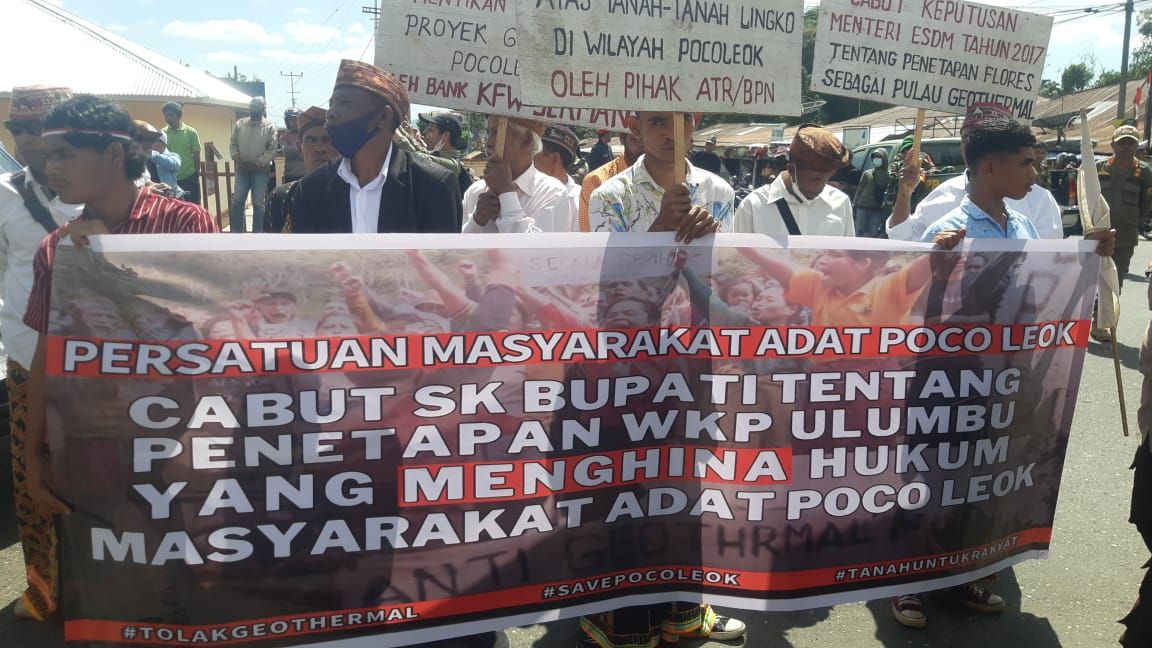 Ratusan Masyarakat Adat dari Sepuluh Gendang (Rumah) Adat di Poco Leok melakukan aksi unjuk rasa di depan kantor DPRD dan Kantor Bupati Manggarai pada Rabu 9 Agustus 2023.