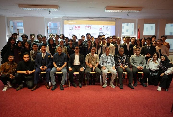 Pejabat KBRI Berlin foto bersama pelajar Indonesia di Jerman.