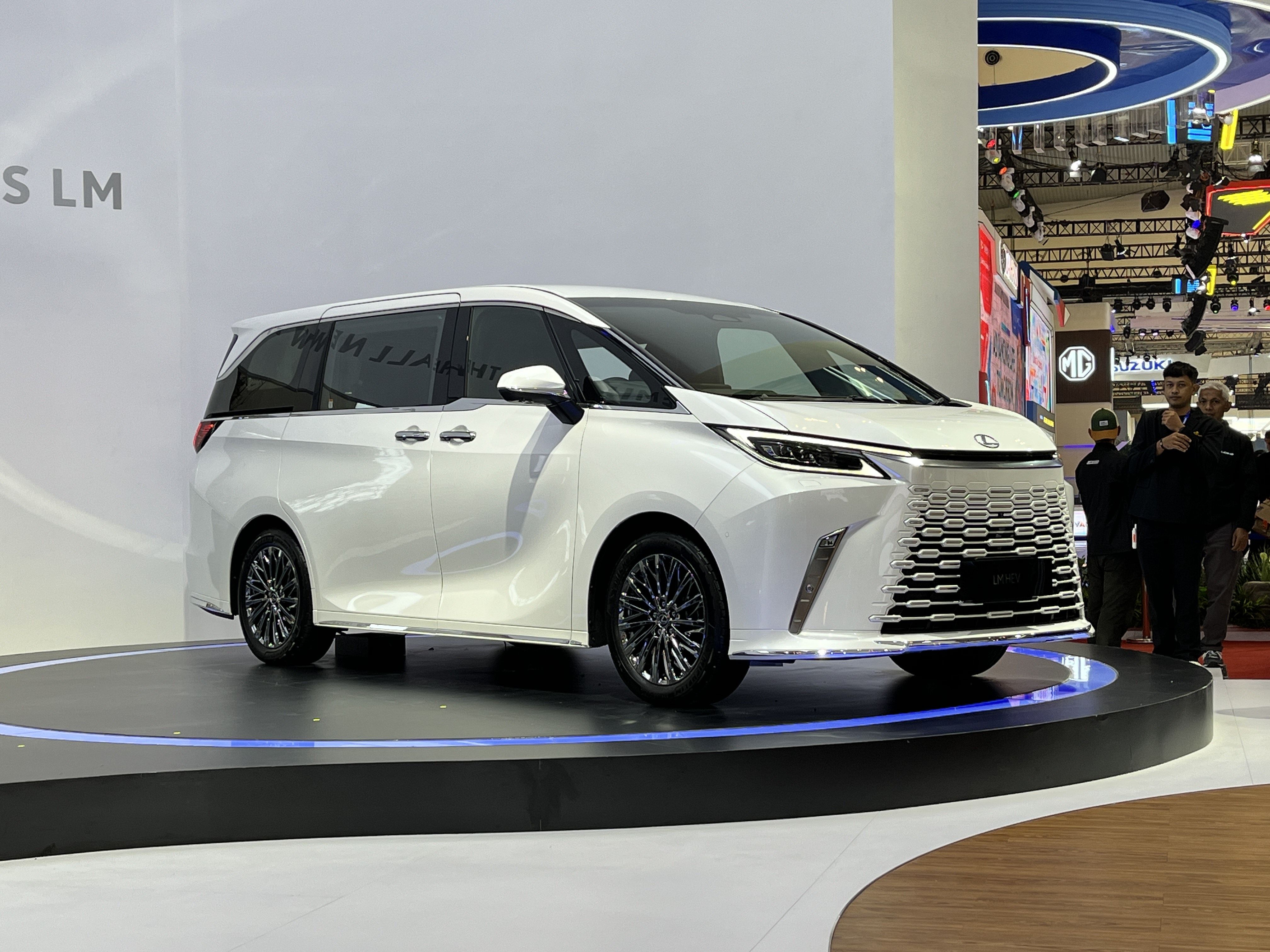 LEXUS LM 2023 terbaru yang diluncurkan si pameran otomotif Gaikindo Indonesia International Auto Show (GIIAS) 2023.
