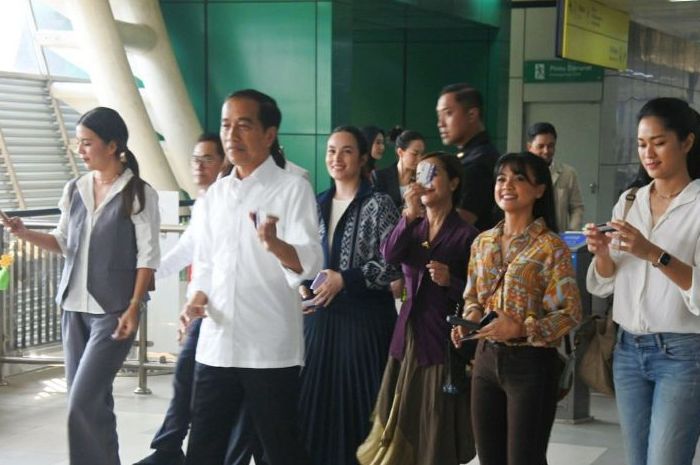 Presiden Joko Widodo (Jokowi) bersama para pemengaruh (influencer) menjajal kereta ringan atau Light Rapid Transit (LRT) Jabodebek, Kamis (10/8/2023), dari Stasiun LRT Jati Mulya, Bekasi, Jawa Barat