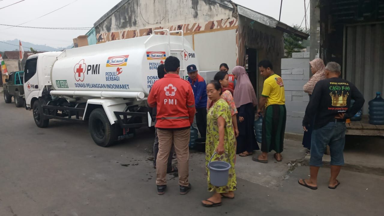 Petugas PMI Kota Sukabumi tengah membagikan air bersih kepada warga di Kecamatan Lembursitu Kota Sukabumi