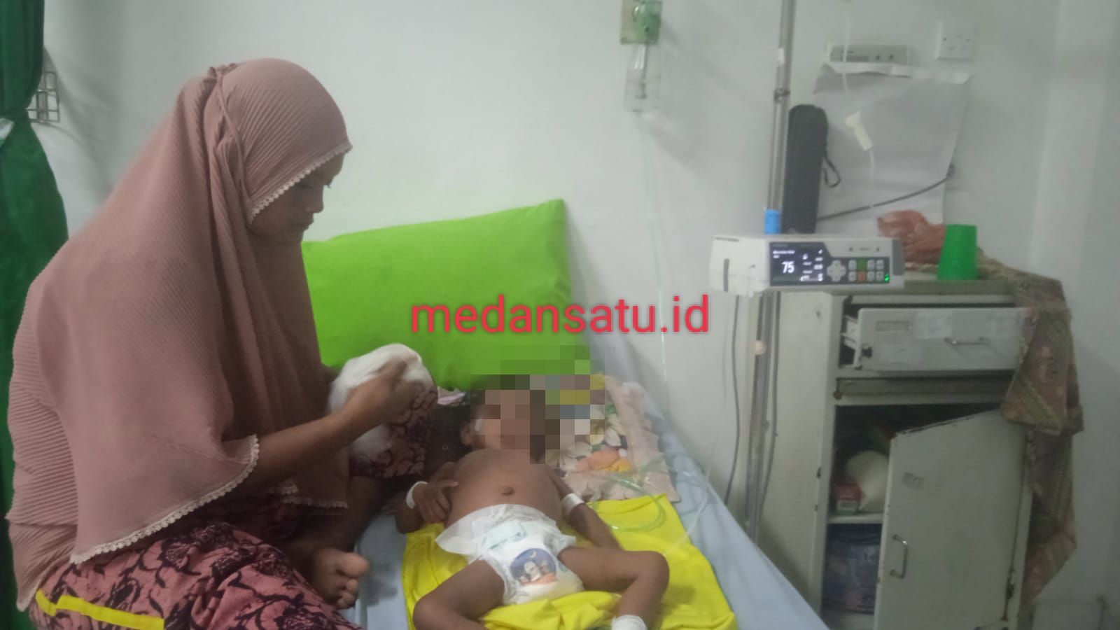 Anak Penderita Gizi Buruk Didampingi Ibunya di Rumah Sakit Adam Malik Medan.