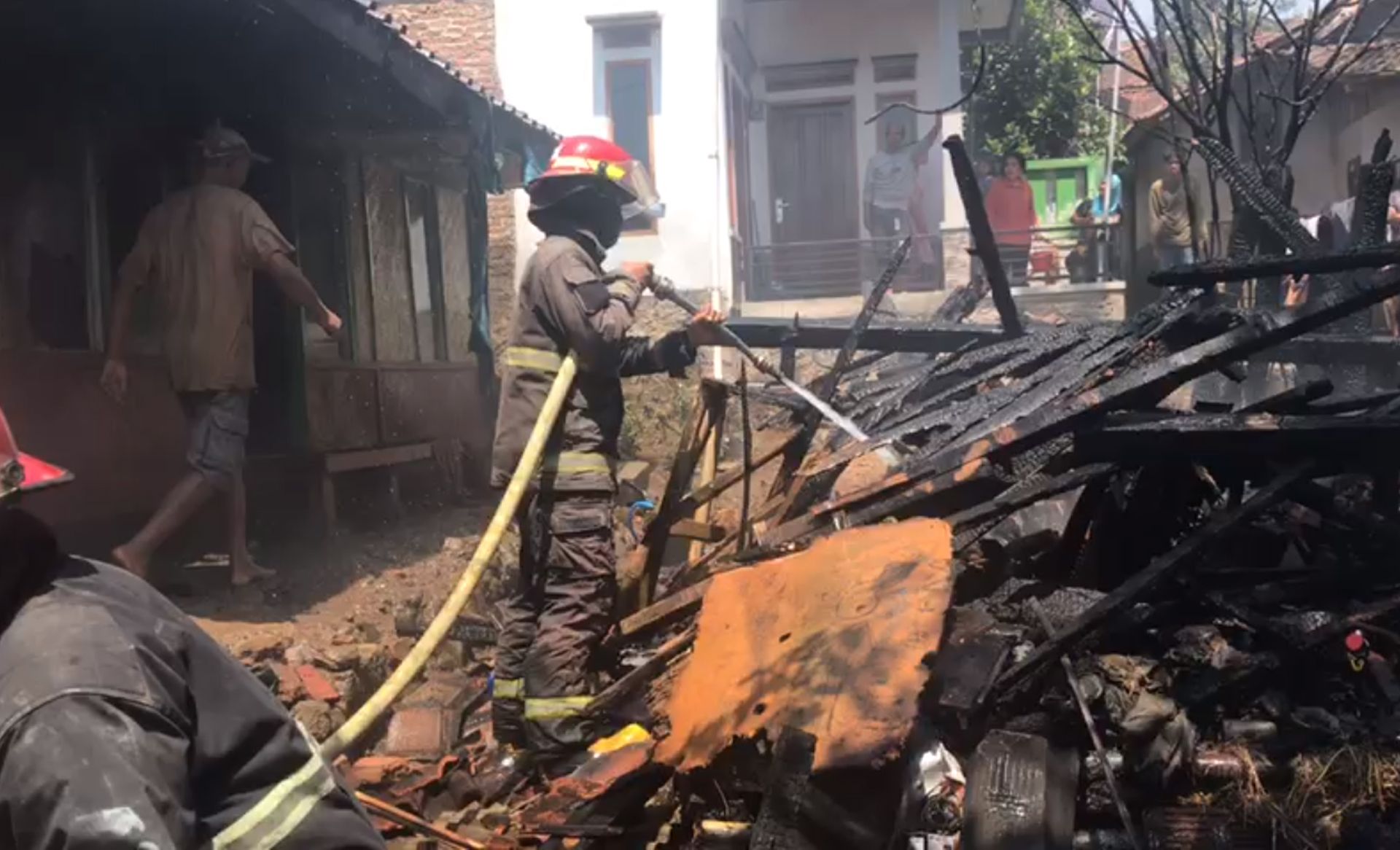 Kebakaran hebat, satu rumah di Jalan Cikadut, Kota Bandung ludes terbakar hingga rata dengan tanah, Kamis 10 Agustus 2023 siang