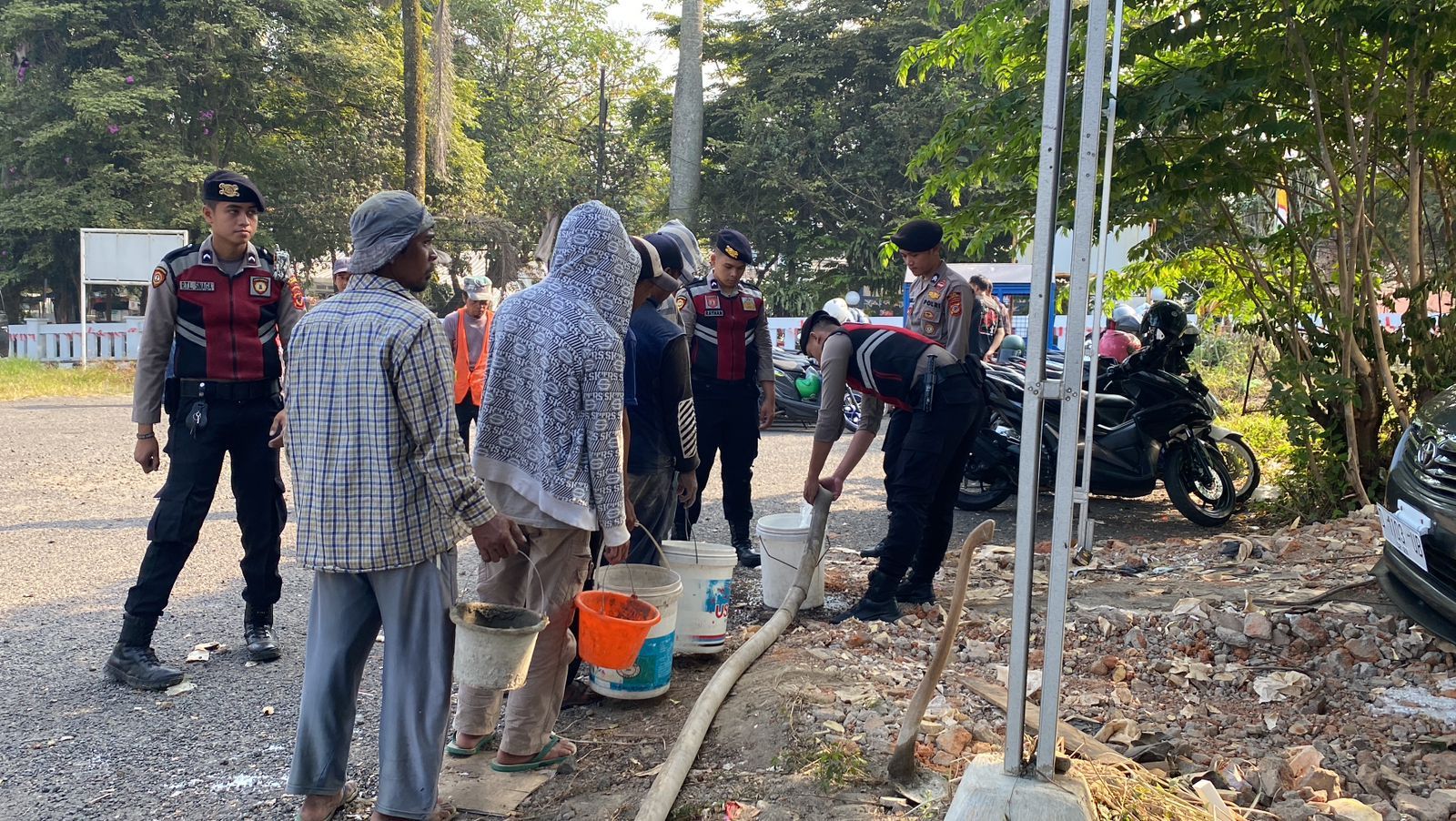 Anggota polres Sukabumi kota bagikan air bersih