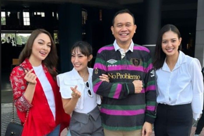 Momen Reisa Broto, Ayu Dewi, Cak Lontong dan Aurelie menjajal LRT bersama Presiden Jokowi