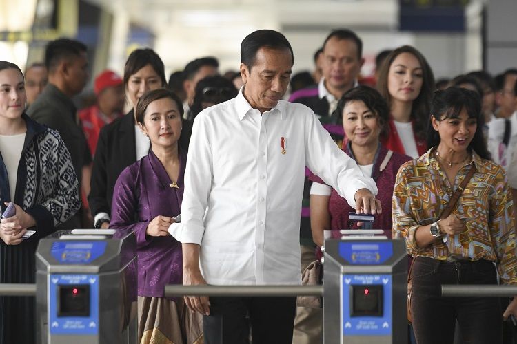 Presiden Joko Widodo bersama para artis memasuki stasiun untuk menaiki LRT Jabodebek.