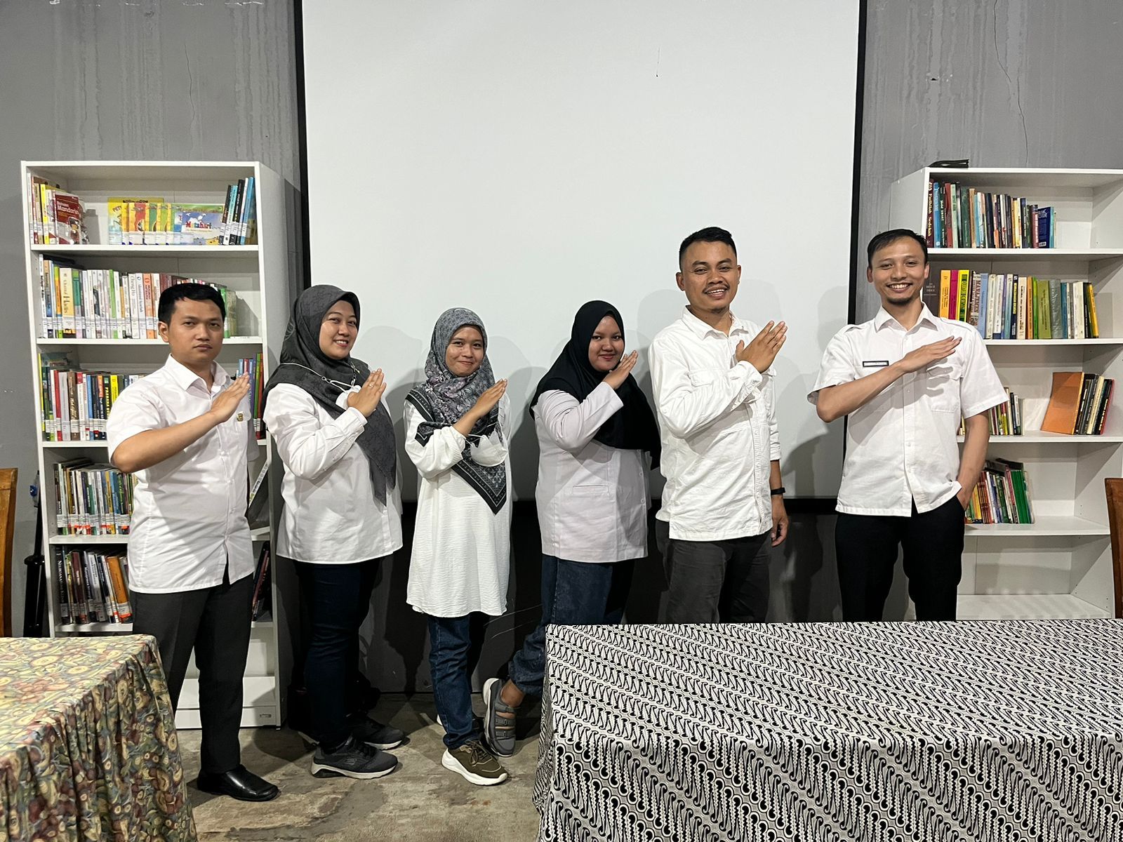Sejumlah personel Dinas Perkebunan Provinsi Jawa Barat pada peresmian perpustakaan Poktan Arjuna Desa Cibodas Kecamatan Lembang Kabupaten Bandung Barat (KBB).  