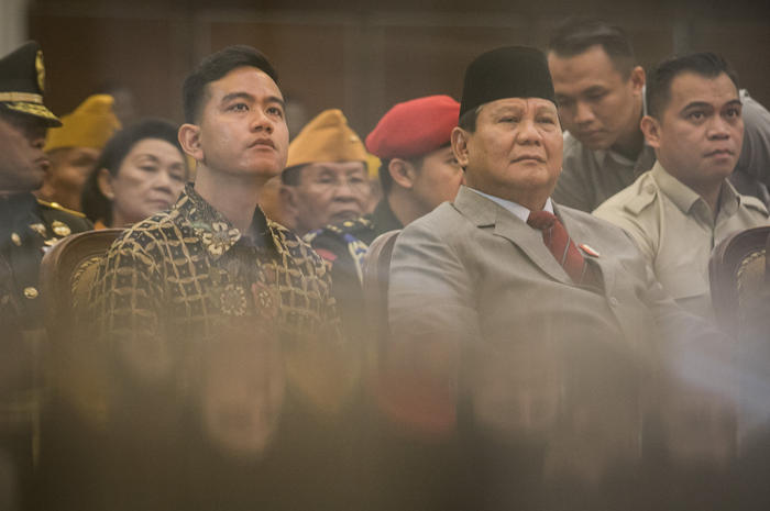 Menteri Pertahanan Prabowo Subianto (kedua kanan) didampingi Wali Kota Solo Gibran Rakabuming Raka (kiri) menghadiri acara peringatan Hari Veteran Nasional (Harvetnas) di Auditorium GPH Haryo Mataram, UNS, Solo, Jawa Tengah, Kamis (10/8/2023).