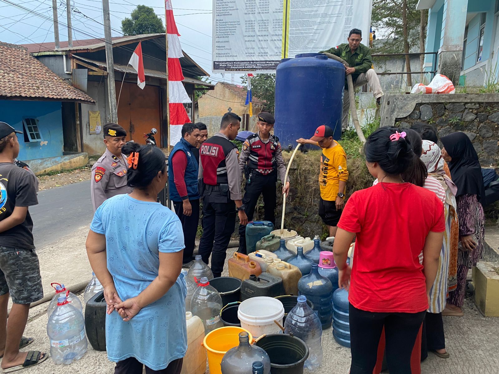 Polres Sukabumi kota didistribusikan air bersih