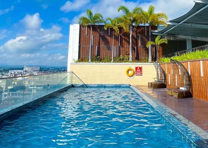 Hotel Horison Tasikmalaya menghadirkan promo terbaru Splash Day Pass, menggabungkan pesona swimming pool Sky8 dengan suguhan minuman penyegar Signature Coconut. 