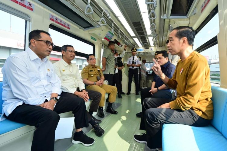 Presiden Jokowi menjajal LRT bersama Menteri BUMN, Gubernur Jawa Barat, PJ. Jakarta, dan pihak-pihak terkait lainnya.