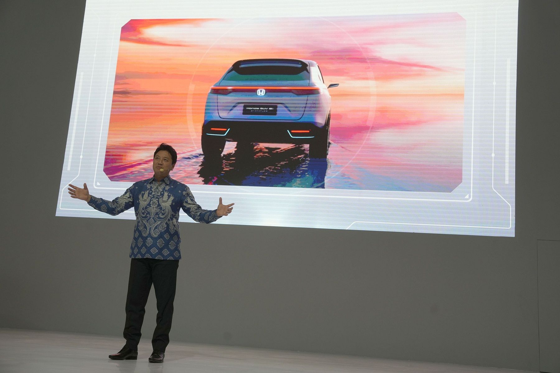 Honda juga menampilkan sebuah mobil SUV listrik masa depan ramah lingkungan yaitu Honda SUV e: Prototype.*/