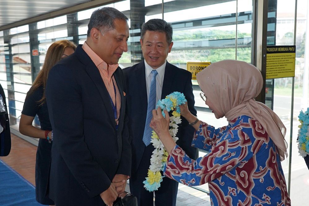 Prosesi penyambutan penumpang dari India di Bandara International Kualanamu, Sumatera Utara