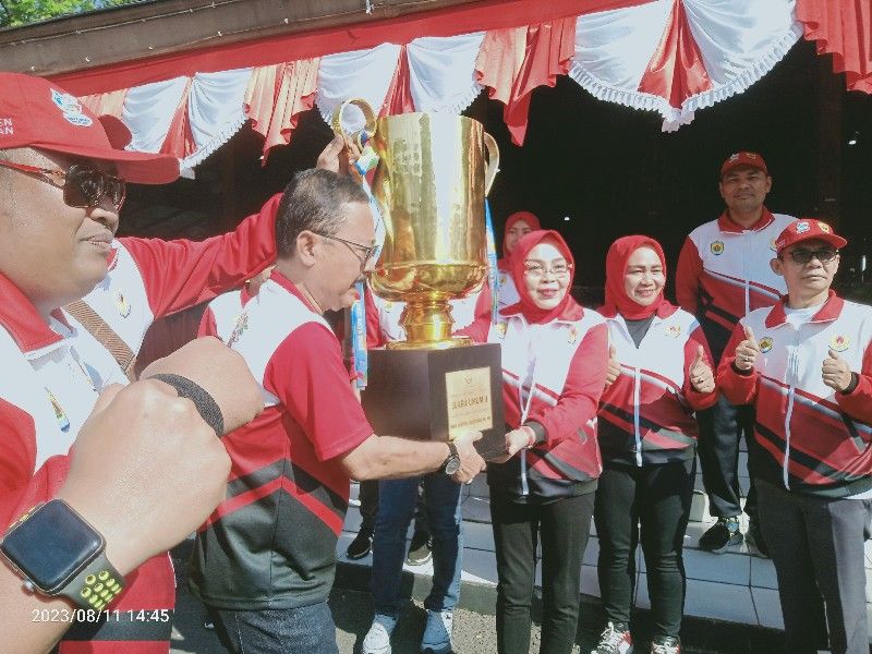 Prosesi saat Bupati Sri Sumarni menerima piala runner up PORPROV Jawa Tengah 2023 dari Ketua KONI Grobogan, Fatchurrahman.