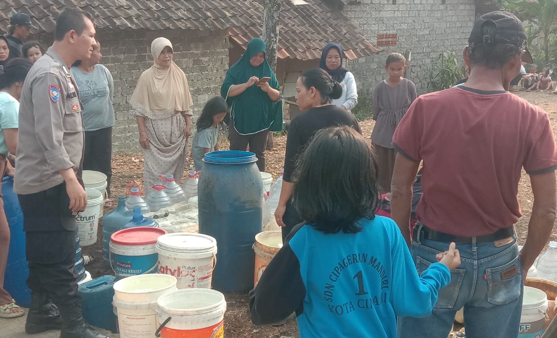 Penyaluran air bersih dilakukan Polres Cimahi di Cipageran, Kecamatan Cimahi Utara, Jumat 11 Agustus 2023.