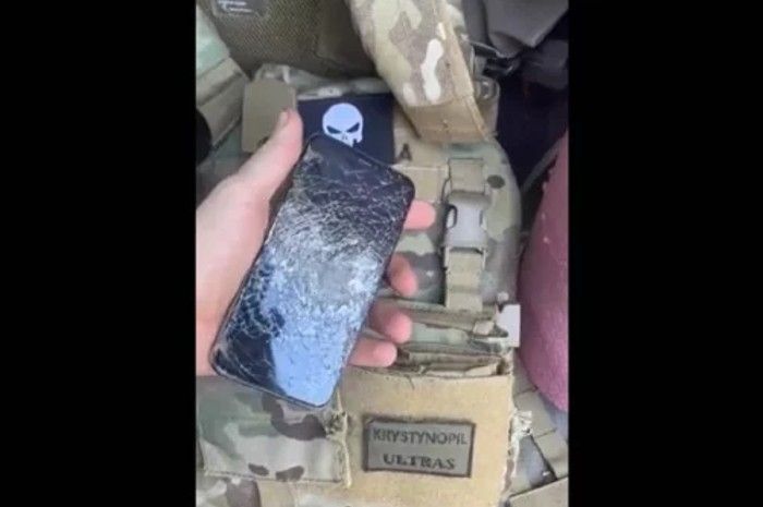 Penampakan iPhone 11 tahan tembakan milik tentara Ukraina