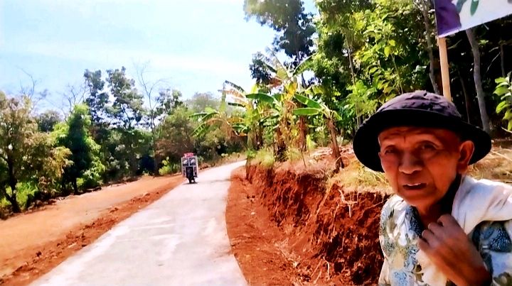 Bukan hanya Jalan Usaha Tani, hasil pembangunan TMMD ke 117 Kodim 0615 Kuningan di Desa Sukaraja pun hidupkan jalur pemasaran para pedagang.*