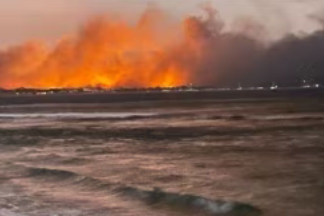 Api kebakaran lahan berkobar di kota resor bersejarah Lahaina, Maui, Hawaii pada Rabu, 9 Agustus 2023. 