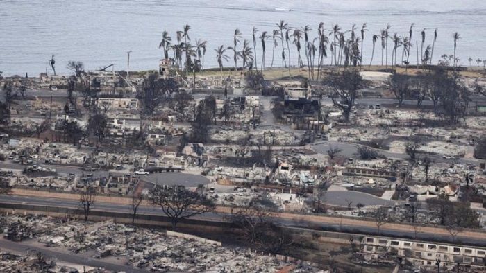Pemandangan puing-puing yang terbakar setelah kebakaran hutan menghancurkan kota bersejarah Lahaina, Maui, Hawaii, AS, 10 Agustus 2023. 
