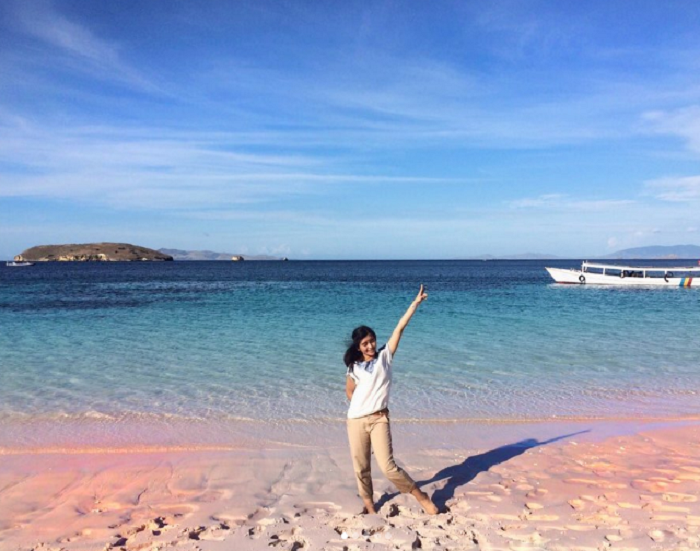 Pantai Lambu dengan pasir pink di Bima./ Instagram @anggiapriliana