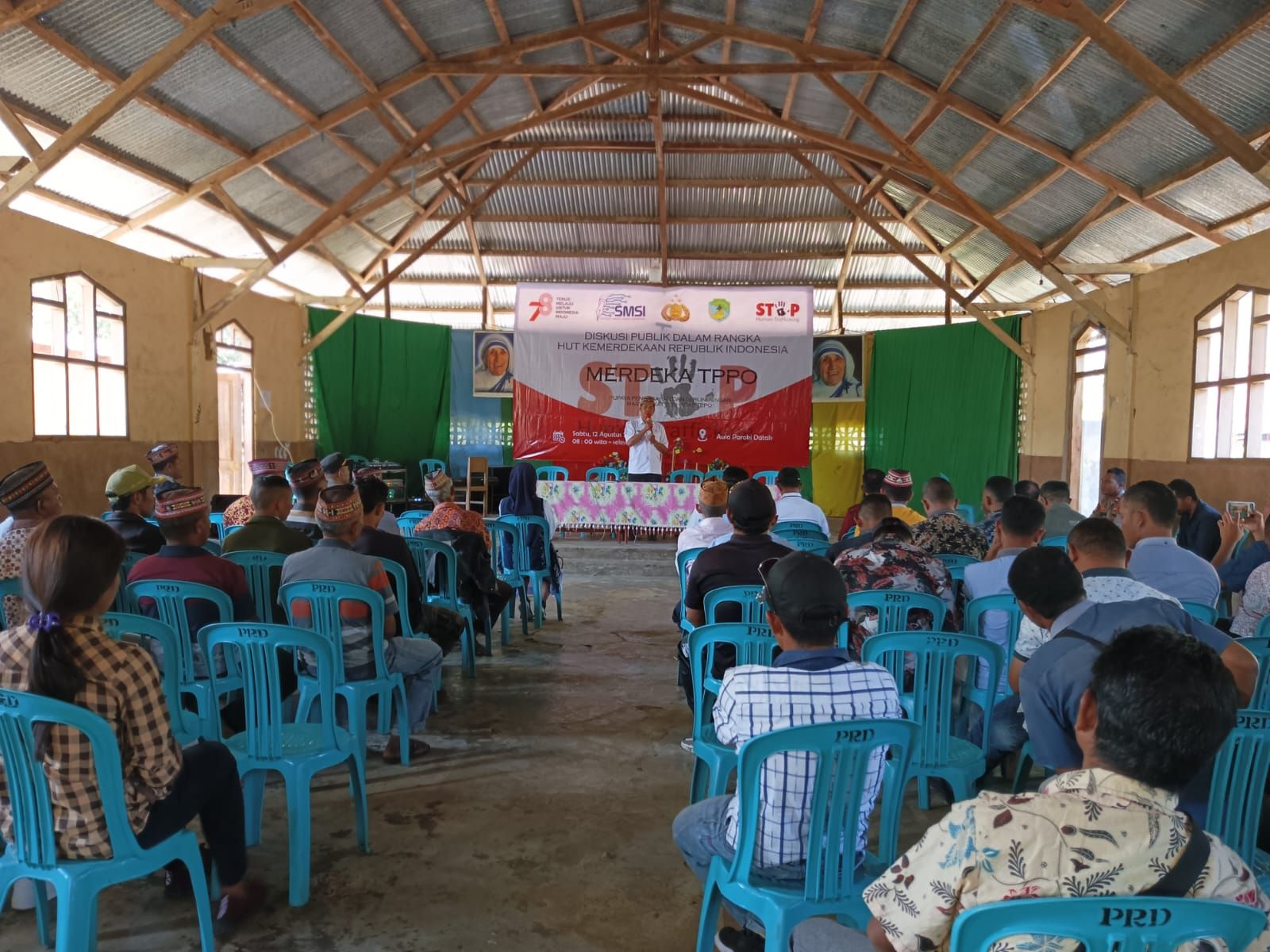 Masyarakat bersama kepala desa di Kecamatan Welak mengikuti sosialisasi TPPO.