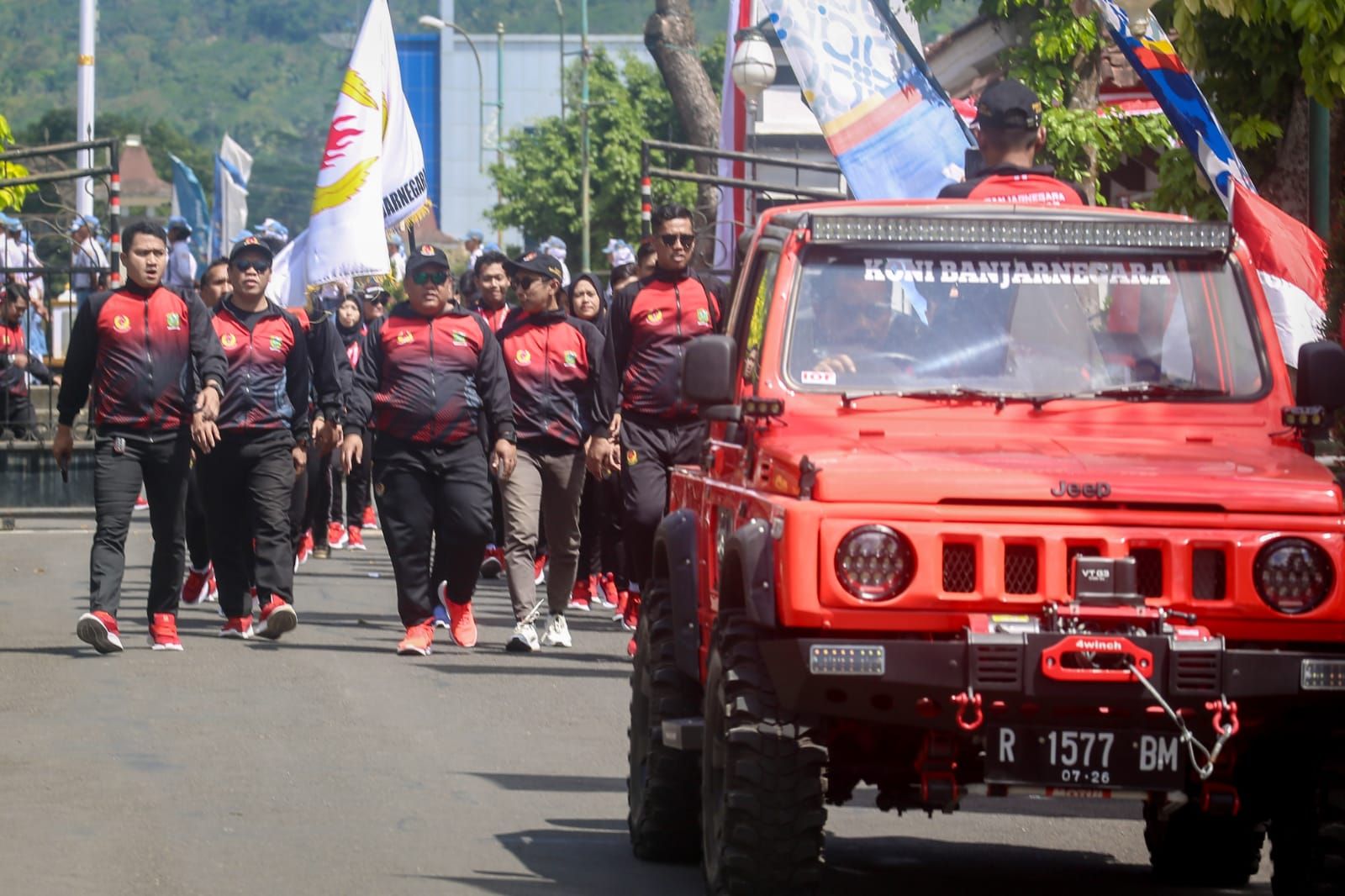 Ketua KONI Banjarnegara, Nurohman Ahong, memimpin Kontingen Banjarnegara menuju Pendopo Dipayudha Adigraha untuk bertemu Pj Bupati Banjarnegara Tri Harso Widirahmanto SH, pada Sabtu 12 Agustus 2023