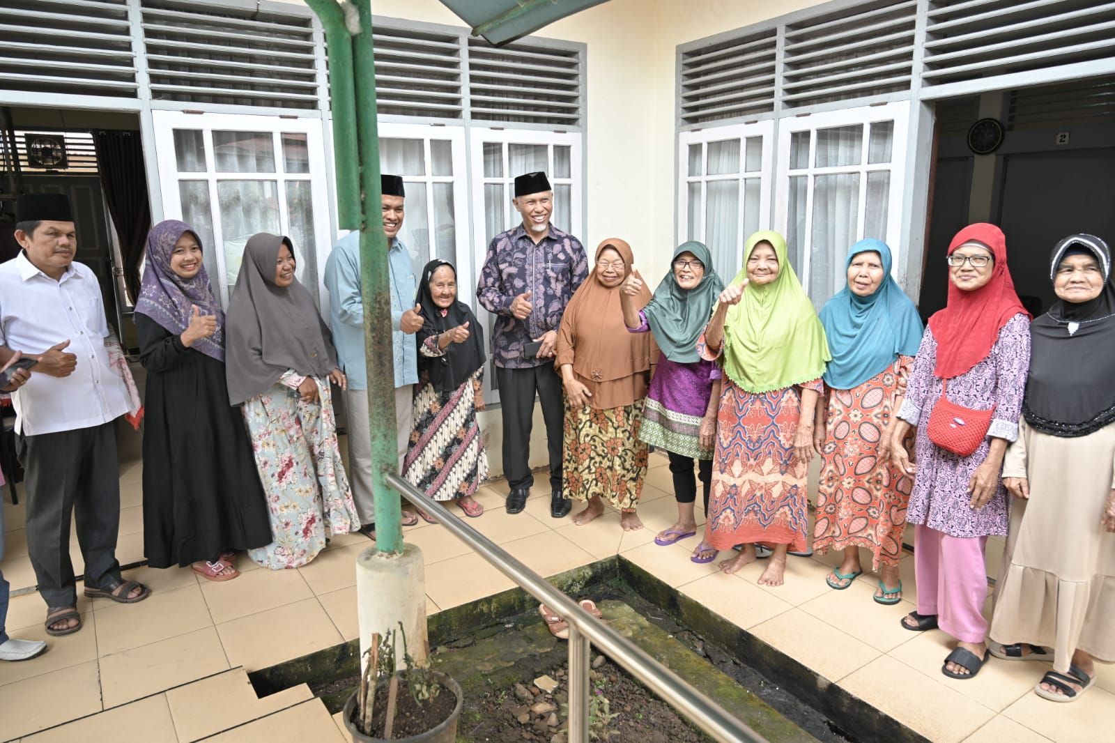 Gubernur Sumbar Mahyeldi Ansharullah saat meninjau pelayanan Panti Sosial Tresna Werdha (PSTW) Kasih Sayang Ibu di Tanah Datar