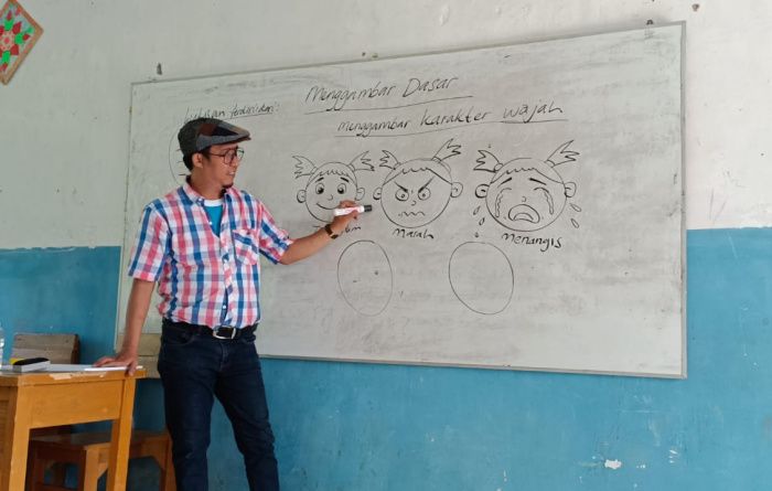 Edi Dharma saat memberikan materi melukis kartun budaya pada program GSMS di Kabupaten Muaro Jambi.