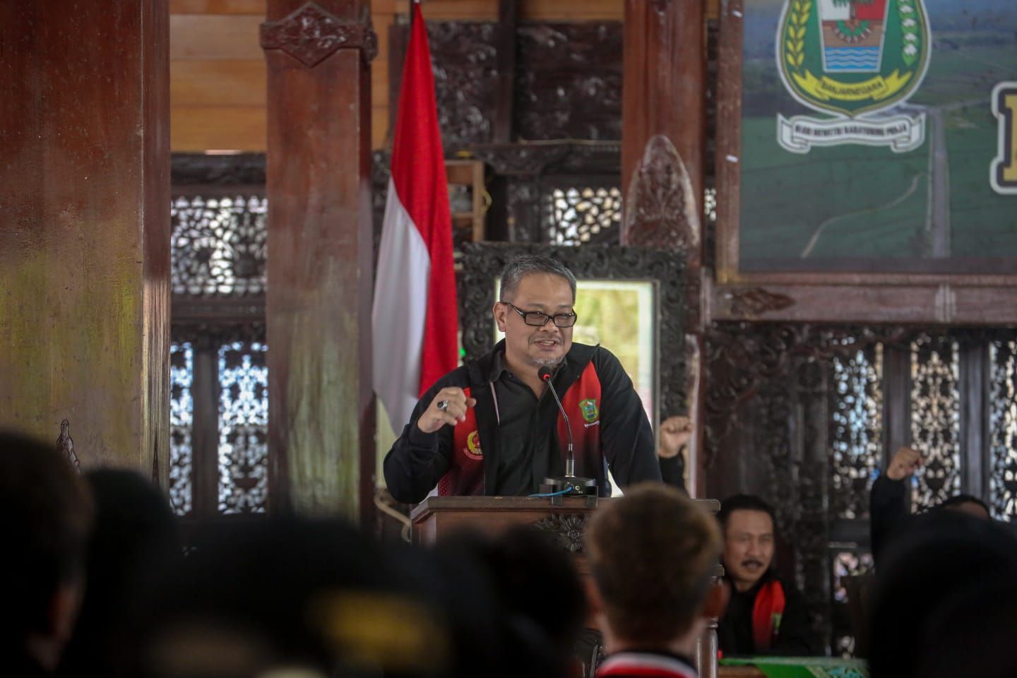 Pj Bupati Banjarnegara Tri Harso Widirahmanto SH saat menyampaikan pesan-pesan kepada kontingen Banjarnegara di Pendopo Dipayudha Adigraha pada Sabtu 12 Agustus 2023