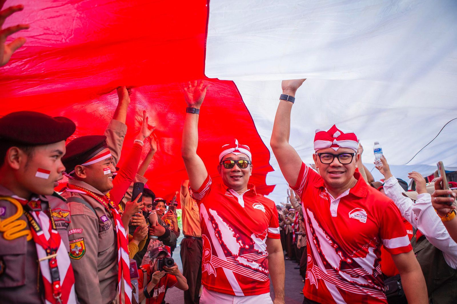 Gubernur Jawa Barat Ridwan Kamil bersama Wali Kota Bogor Bima Arya saat Kirab Merah Putih Bogor 2023.