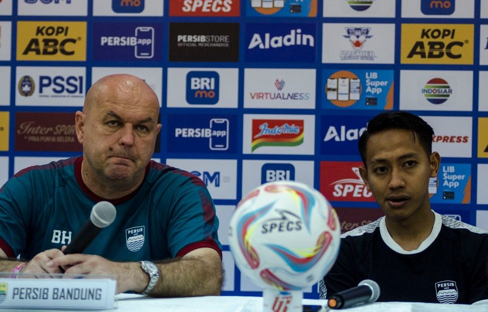 Pelatih baru Persib Bandung Bojan Hodak (kiri) didampingi pesepak bola Persib Bandung Beckham Putra (kanan).