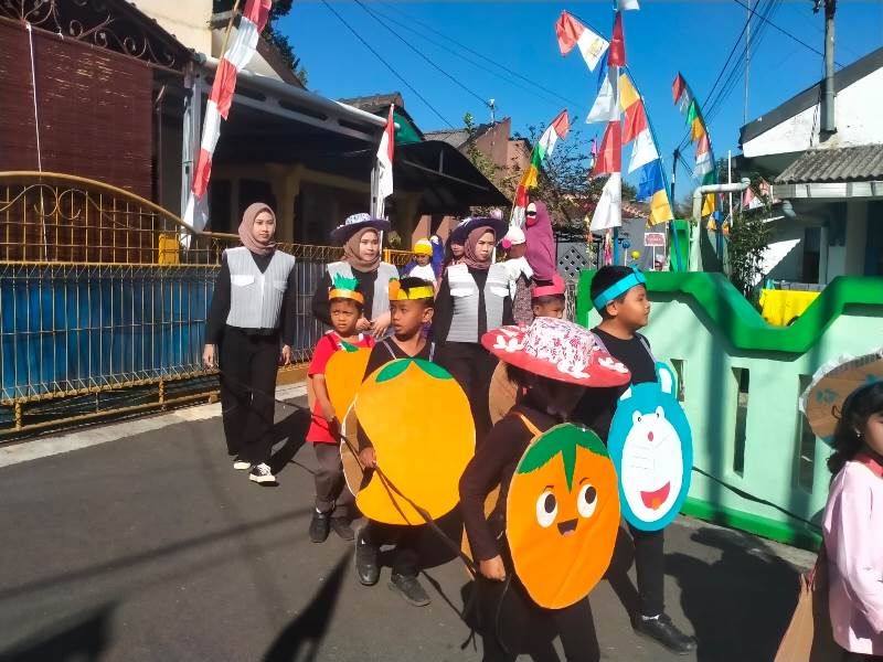 Meriah! Ribuan warga Kelurahan Sokanandi Banjarnegara mengikuti pawai dan karnaval HUT Ke 78 RI, Minggu, 13 Agustus 2023. 