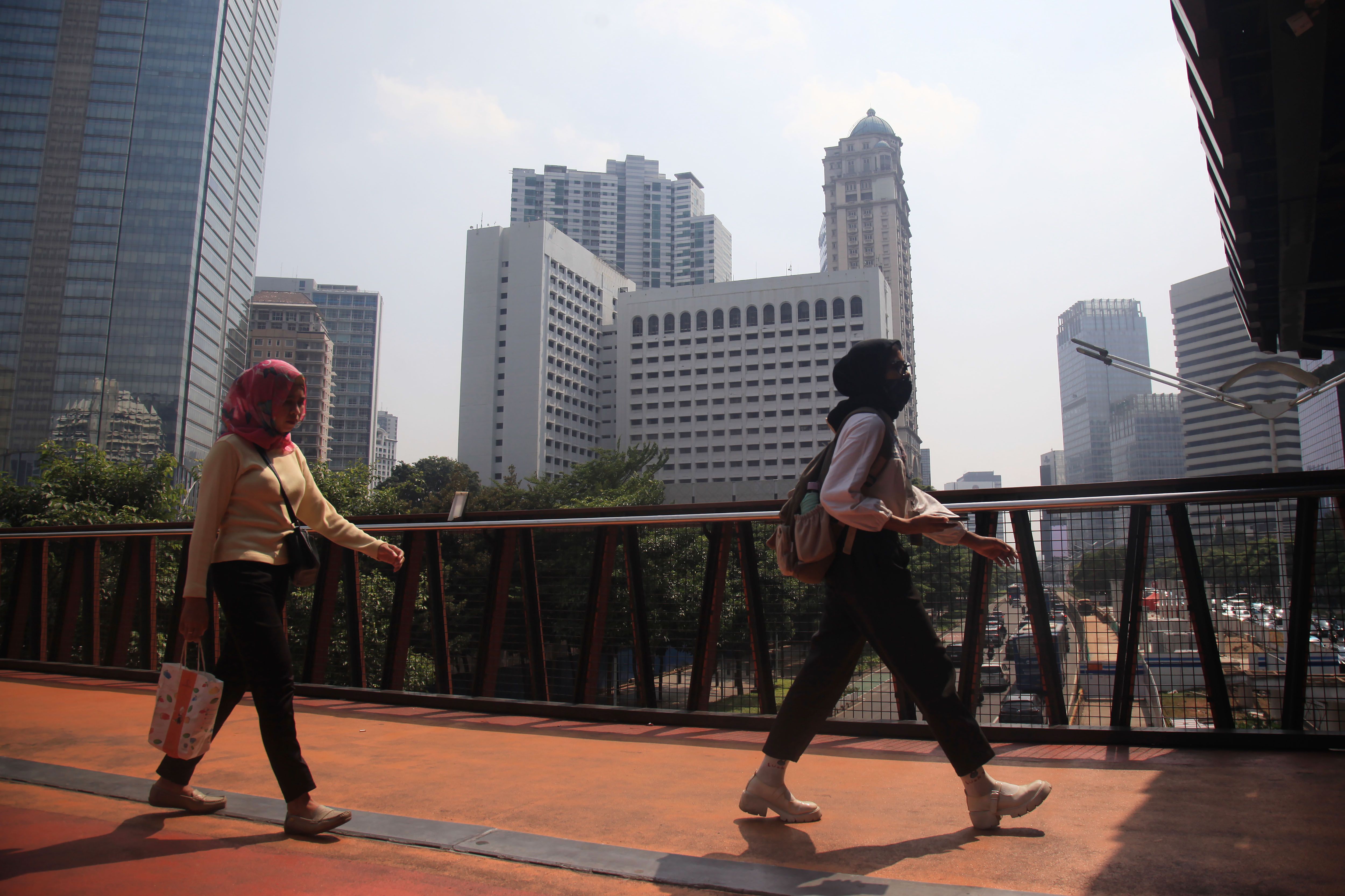 Pemprov DKI Jakarta mengimbau warga menggunakan masker untuk mengantisipasi polusi udara di Ibu Kota akibat polusi udara Jakarta dinilai sangat buruk.