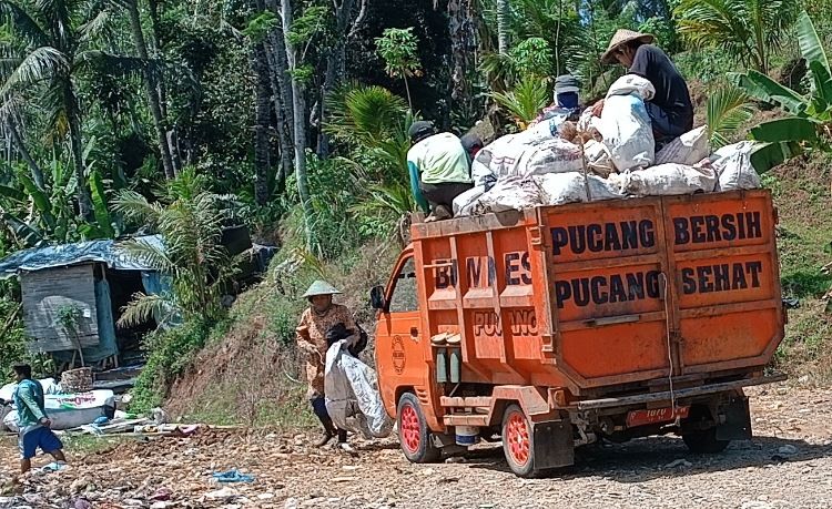 Truk sampah kecil milik Bumdes Pucang, Banjarnegara