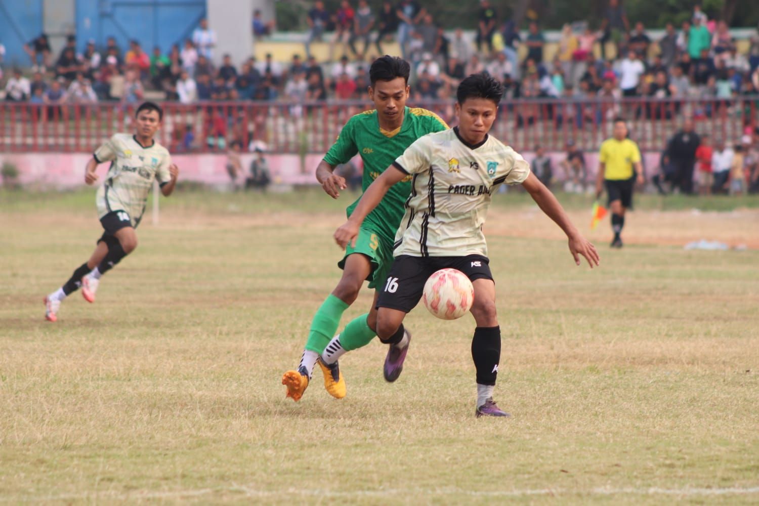 Pemain Pager Agung (depan) menguasai bola dari upaya lawannya Kelurahan Banjar Agung, pada Serang Jaya Cup I di Stadion Maulana Yusuf, Ciceri, Kota Serang.