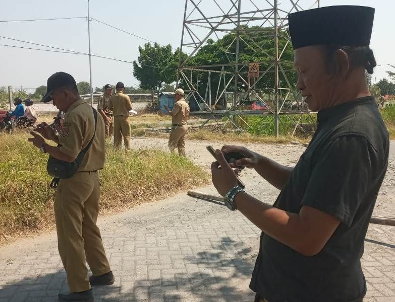 Pengelola Pasar Induk MAJT-MAS Kiai Hasan Maulana mendapingi petugas DPU Kota Semarang yang sedang melakukan pengukuran jalan yang akan dicor beton oleh Pemkot Semarang 