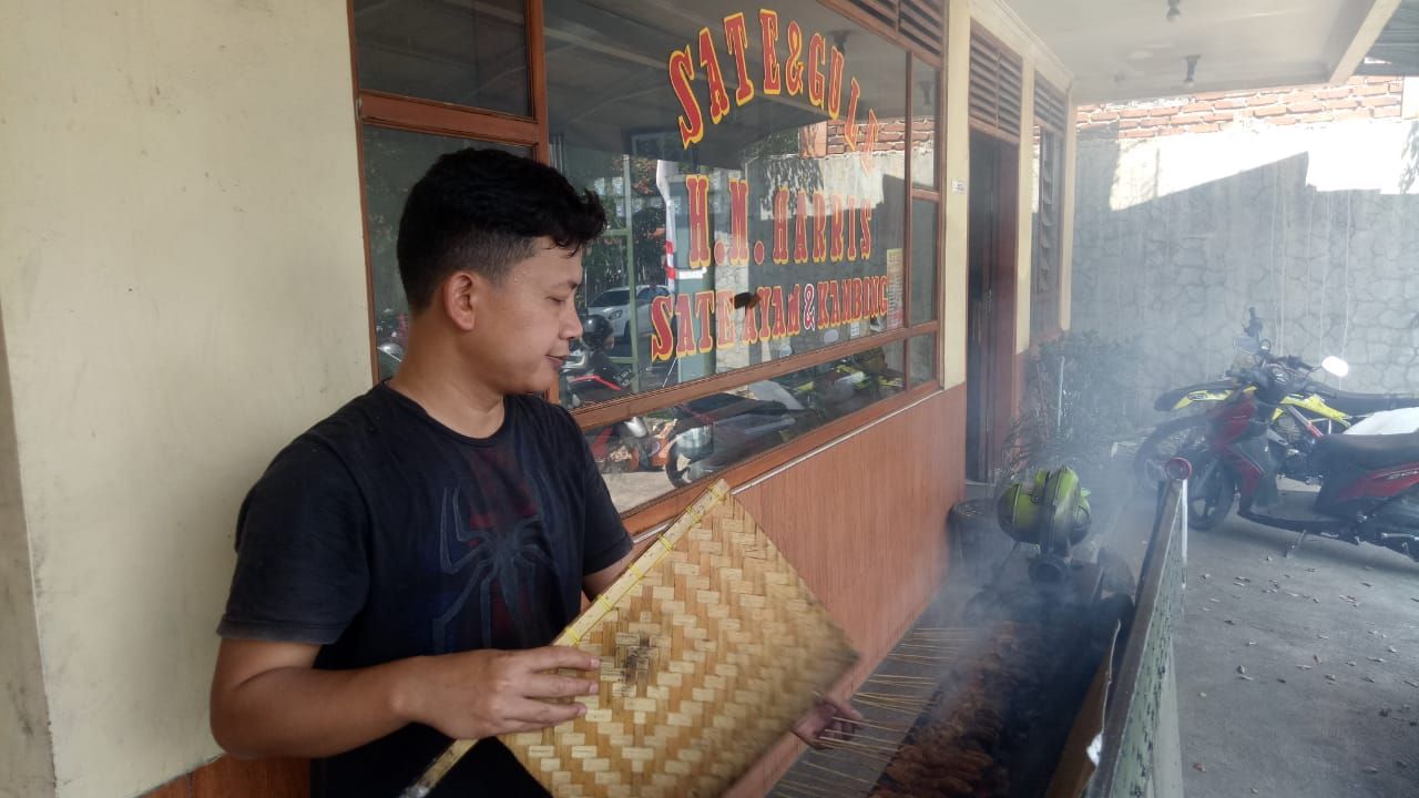 Sate Haris terkenal sebagai salah satu tujuan wisata kuliner di Kabupaten Garut karena menawarkan sate yang lezat dengan harga yang pas.