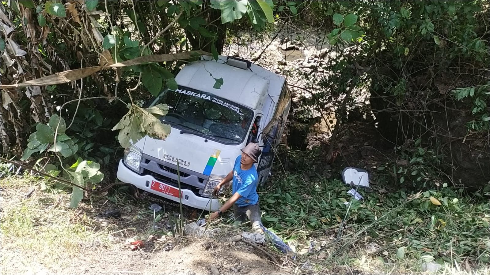 Mobil Maskaraterjun bebas ke jurang sedalam 7 meter di Jalan Emplak, Kalipucang, Kabupaten Pangandaran, Senin 14 Agustus 2023.*kabar-priangan.com/Istimewa