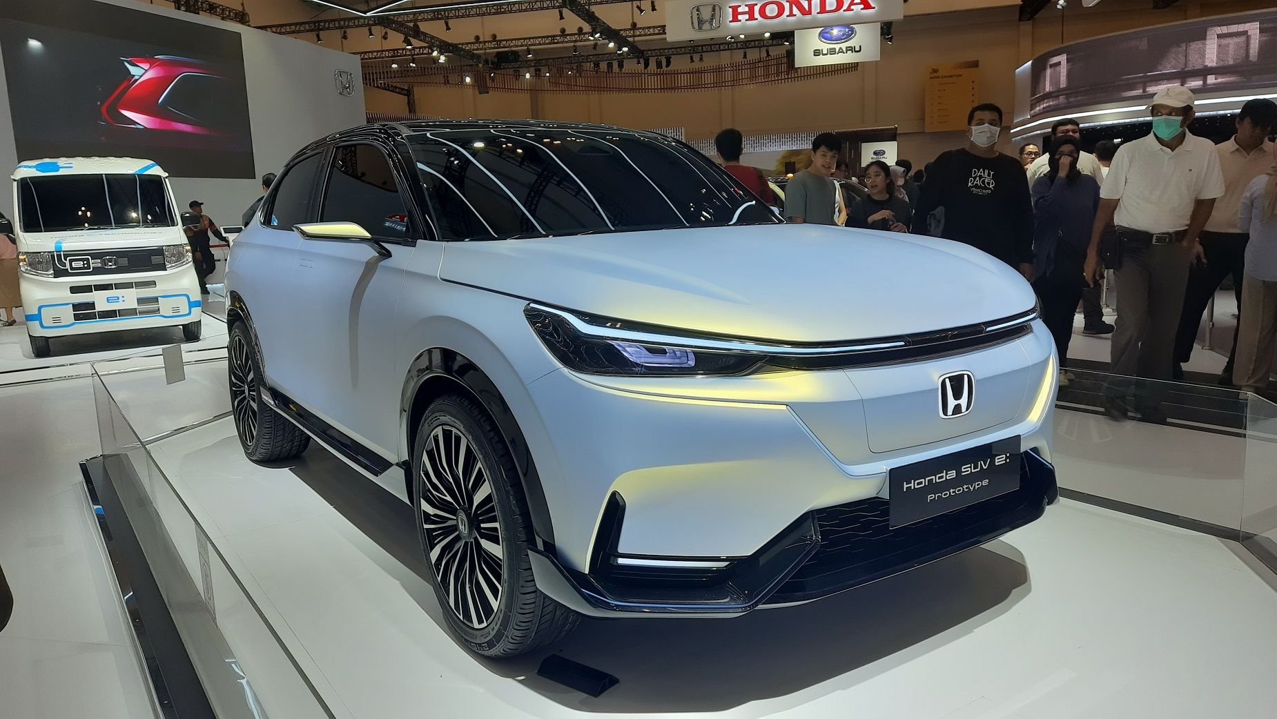 Untuk pertama kalinya di Indonesia, Honda juga menampilkan sebuah mobil SUV listrik masa depan ramah lingkungan yaitu Honda SUV e: Prototype.*/  