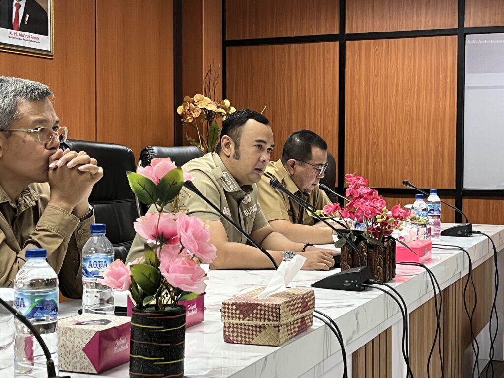 Bupati Sijunjung, Benny Dwifa Yuswir memimpin rapat persiapan Rakornas Geopark yang akan digelar di Kabupaten Sijunjung.