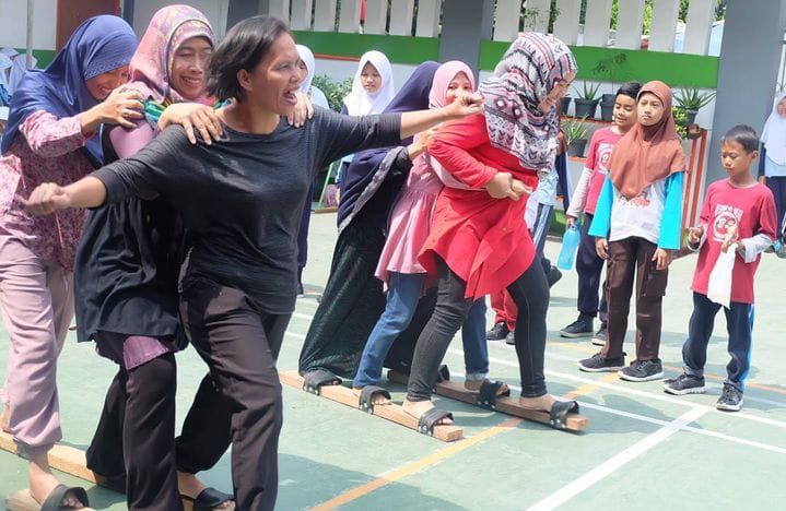 Ibu-ibu sedang lomba bakiak 17 Agustus/
