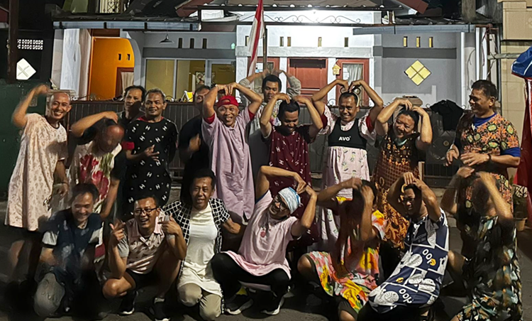 Puluhan bapak-bapak Perum PJI Indihiang Kota Tasikmalya foto bersama usai acara lomba voli daster, Minggu, 13 Agustus 2023 malam.